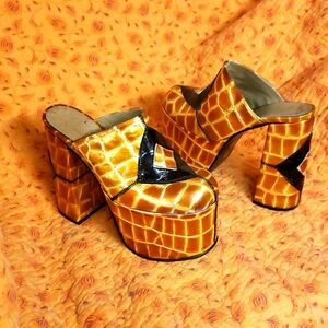 MORE LUICHINY PLATFORMS. These real leather mules are just to die fo, eh?